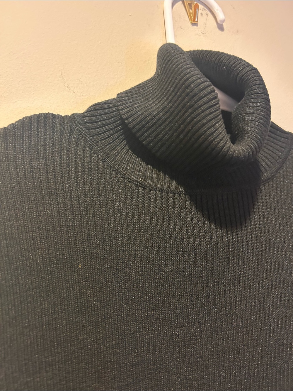 Women’s Black Ribbed Sleeveless Turtleneck 100% Silk Knit Shirt Vintage Large - Picture 2 of 3